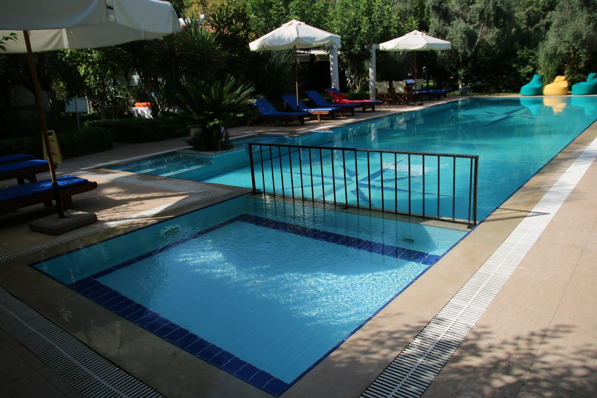 Hotel Dalos เกอเจค ภายนอก รูปภาพ